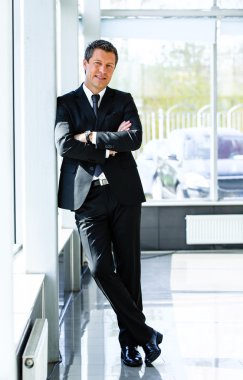 Yakışıklı bir iş adamının portresi.