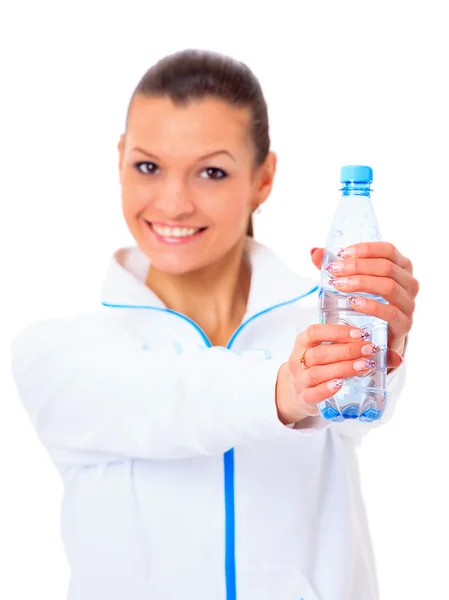 Schöne fit gemischte Rasse weibliches Modell hält eine Flasche Wasser — Stockfoto