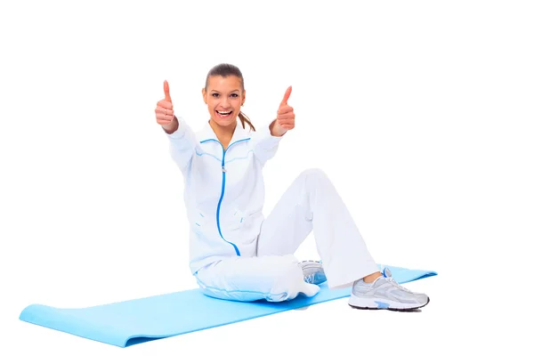 Fitness-Frau macht Pause im Schneidersitz auf weißem Hintergrund — Stockfoto