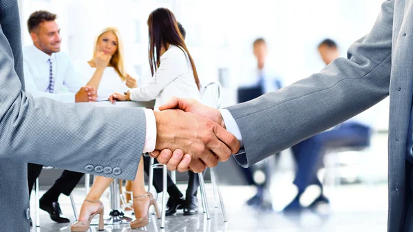 Close up of Businessmen shake hands — Stock fotografie