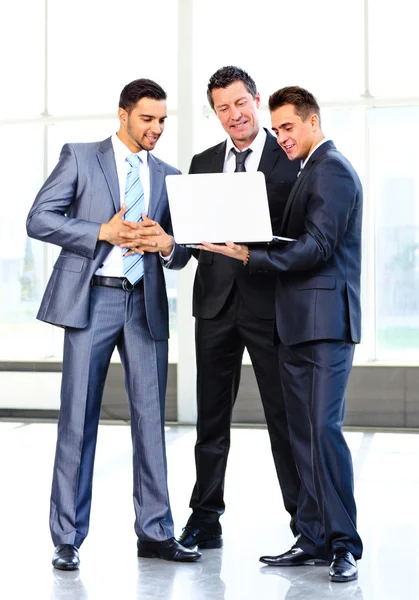 Grupo de gente de negocios haciendo preinstalación con el ordenador portátil durante la reunión — Foto de Stock