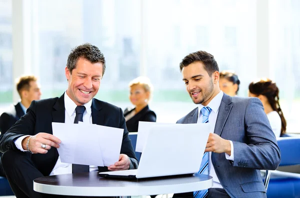 Imagen de los socios comerciales discutiendo documentos e ideas en la reunión — Foto de Stock