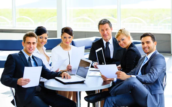 Erfolgreiches Business-Team im Büro — Stockfoto