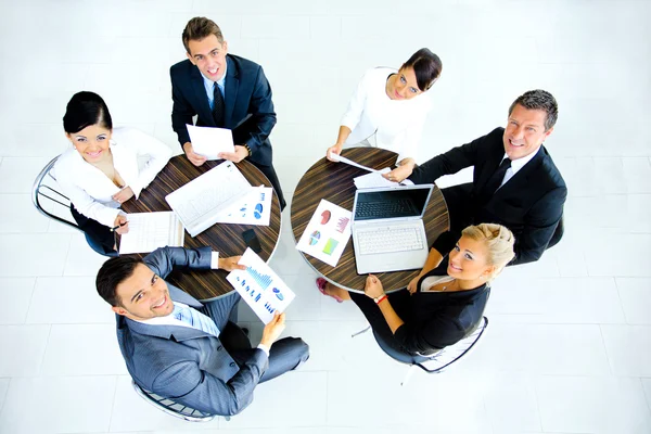 Equipe de negócios de sucesso no escritório. vista superior — Fotografia de Stock