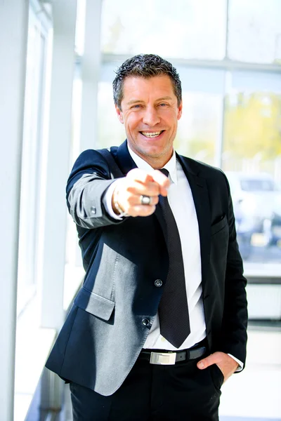 Retrato de un hombre de negocios guapo —  Fotos de Stock