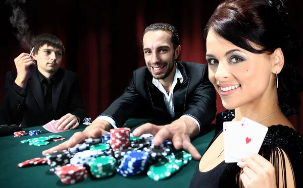 围坐在一桌一家赌场的扑克玩家 — 图库照片