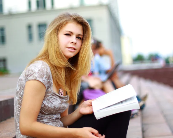 Portret van een mooie jonge vrouwelijke studen — Stockfoto