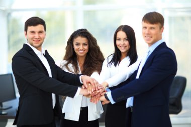 İş adamları onların ellerini w birlikte kazık grubu