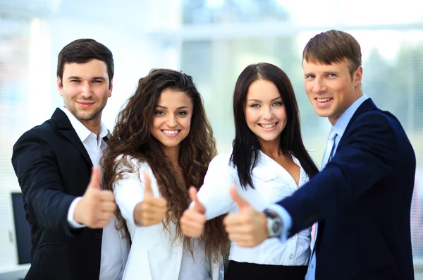 Equipo de negocios feliz con pulgares en la oficina —  Fotos de Stock