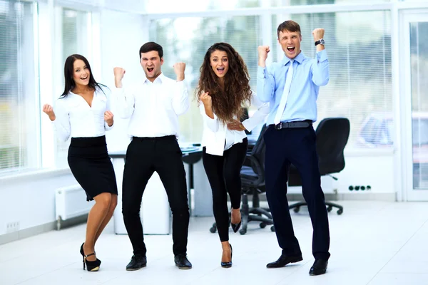 Retrato de feliz grupo de negocios exitoso en la oficina —  Fotos de Stock