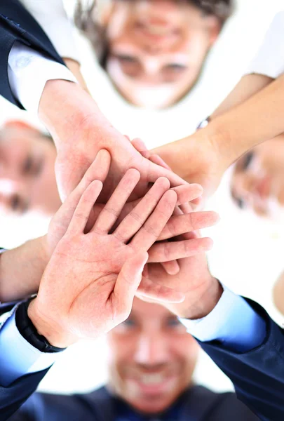 Kis csoport üzleti ember csatlakozott kezét, alacsony, szög, kilátás — Stock Fotó