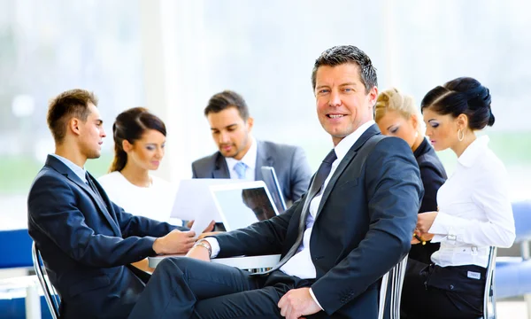 Imagen de los socios comerciales discutiendo documentos e ideas en la reunión — Foto de Stock