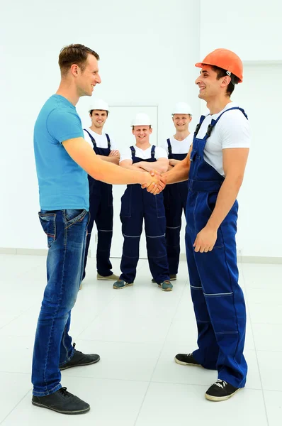 Cliente apertando as mãos com construtor — Fotografia de Stock