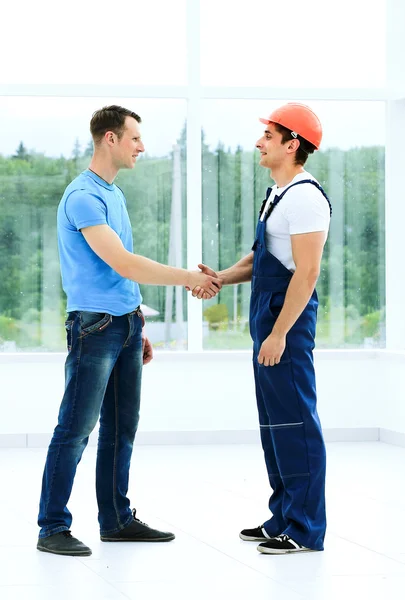 Cliente estrechando la mano con constructor — Foto de Stock