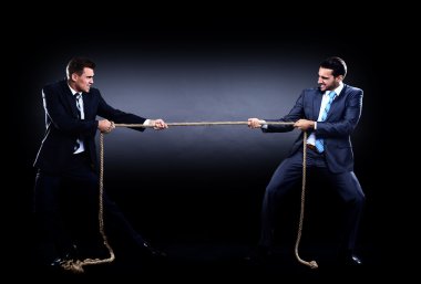 Beyaz arka plan üzerinde izole bir yarışmada ip çekerek iki iş adamı