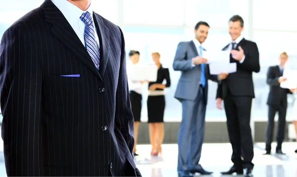 Homme d'affaires debout dans un bureau — Photo