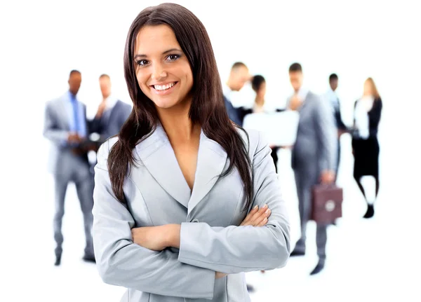 Feliz joven mujer de negocios de pie frente a su equipo — Foto de Stock