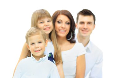 ön planda gülümseyen oğluyla mutlu bir aile görüntüsü