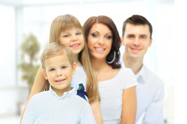 ön planda gülümseyen oğluyla mutlu bir aile görüntüsü