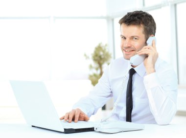 Evet ve gülümseyen bilgisayarda çalışan iş adamı