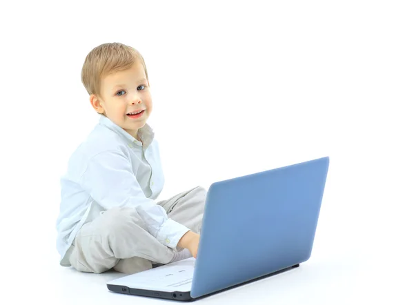 Menino feliz usando o computador — Fotografia de Stock