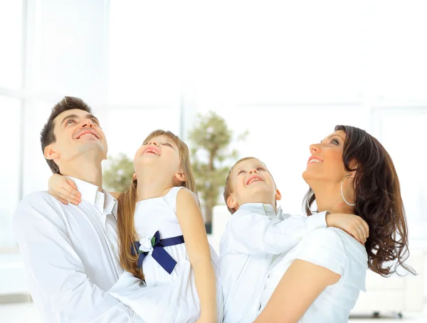 Glad familj tittar upp och ler — Stockfoto