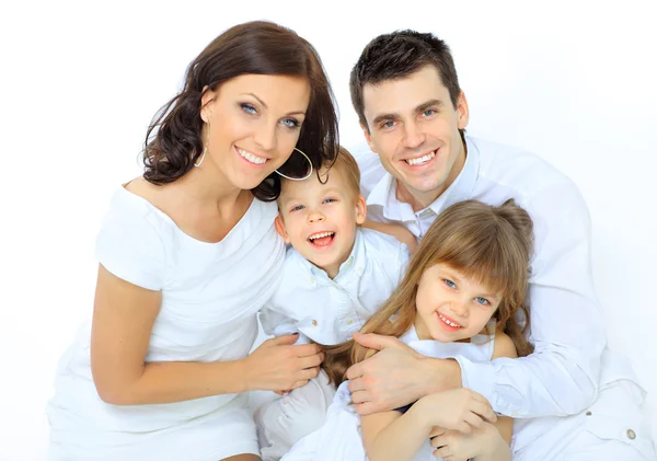 Jongen lacht met familie — Stockfoto