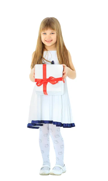 Menina segurando um presente e sorrindo — Fotografia de Stock