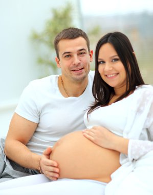 bir adam karısının bebek carpma okşayarak