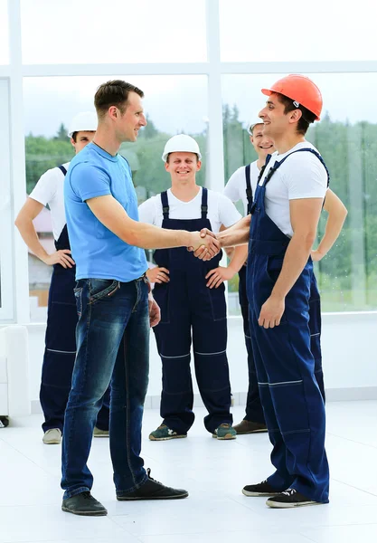 Cliente apertando as mãos com construtor — Fotografia de Stock