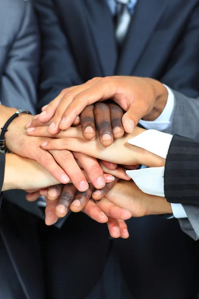 Concepto de trabajo en equipo. Gente de negocios uniéndose . — Foto de Stock