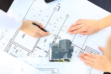 Yeni model ev mimarisi ayrıntılı planının masada görüntü