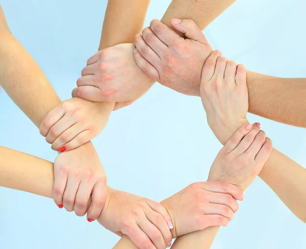 Anillo de manos trabajo en equipo mostrando su producto — Foto de Stock