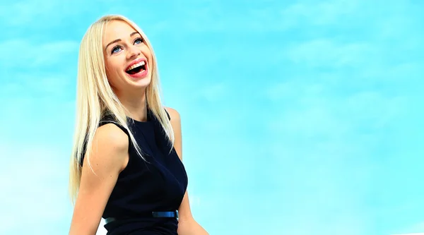 Портрет привабливої білої усміхненої жінки блондинки ізольовано на синьому фоні — стокове фото