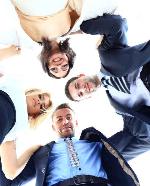 Groupe de gens d'affaires debout dans un huddle, souriant, vue de bas angle — Photo