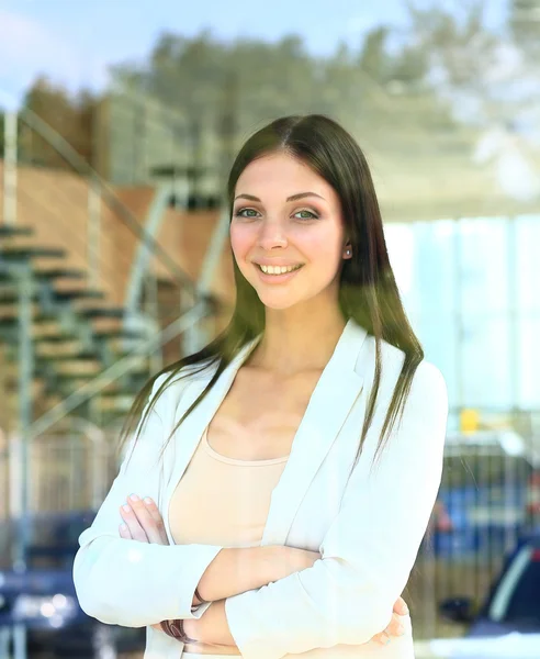 Business woman looking thtough window in the office — Stock Photo, Image