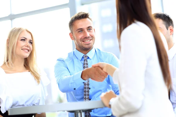 Geschäftsleute schütteln Hände, beenden ein Meeting — Stockfoto