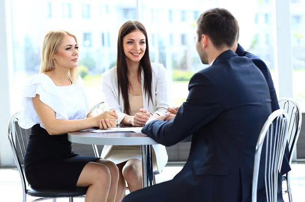 Reunião de negócios - gerente discutindo o trabalho com seus colegas — Fotografia de Stock