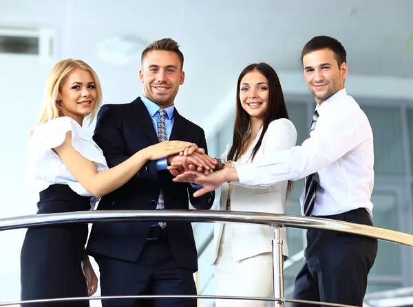 Equipo de negocios mostrando unidad con sus manos juntas —  Fotos de Stock