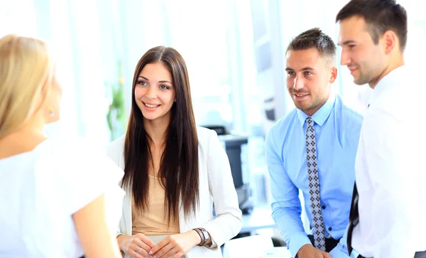 Reunião de negócios - gerente discutindo o trabalho com seus colegas — Fotografia de Stock