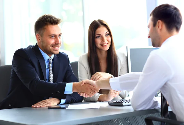 Zakenmensen schudden elkaar de hand, ronden een vergadering af — Stockfoto