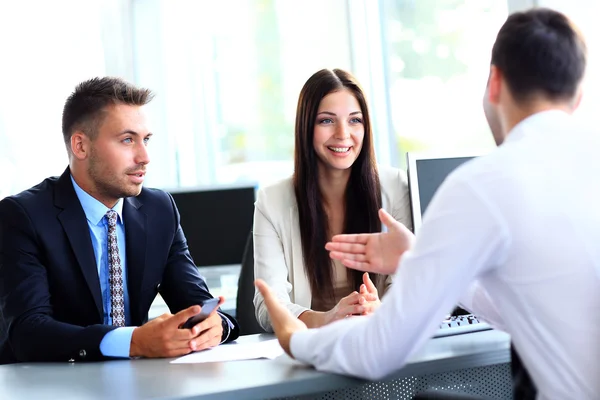 Geschäftsleute sprechen während des Vorstellungsgesprächs in ihrem Büro — Stockfoto