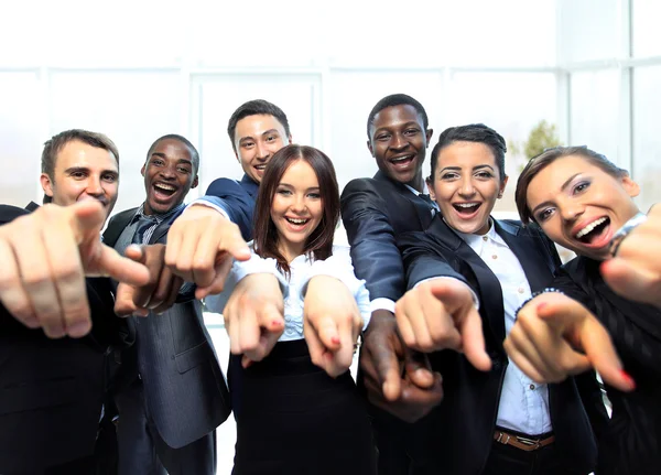 Porträtt av glada unga företagare pekar på dig — Stockfoto