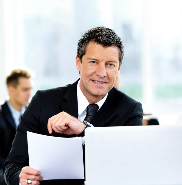 Gente de negocios que se reúne alrededor de la mesa en oficina moderna — Foto de Stock