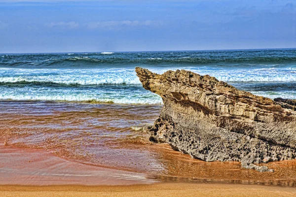 Zeegolf aan de kust — Stockfoto