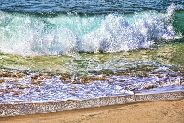 Ola de mar en la orilla — Foto de Stock