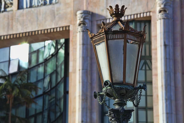 Tipikus fém utcai lámpa Lisszabonban (Portugália). — Stock Fotó