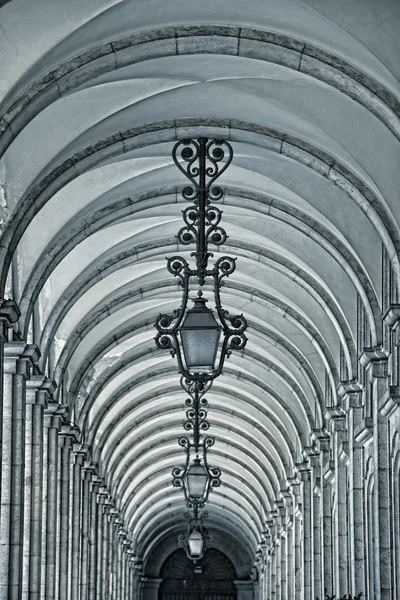 Typowe lampy uliczne metalowe w Lizbonie (Portugalia). — Zdjęcie stockowe