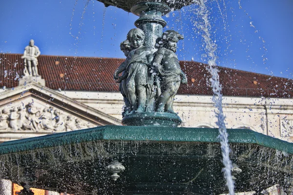Знаменитый фонтан на площади Россио самая живая площадь в Лиссабоне — стоковое фото