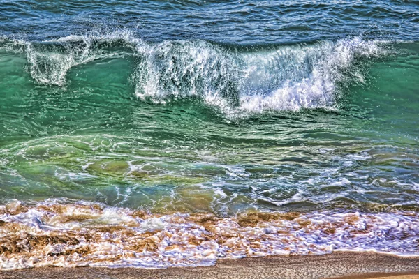 Zeegolf aan de kust — Stockfoto